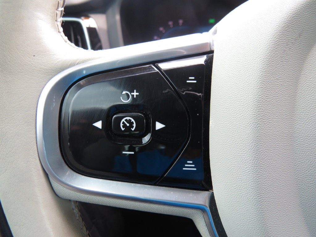 2023 Volvo S60 Plus Dark Theme