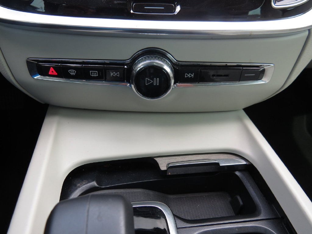 2023 Volvo S60 Plus Dark Theme