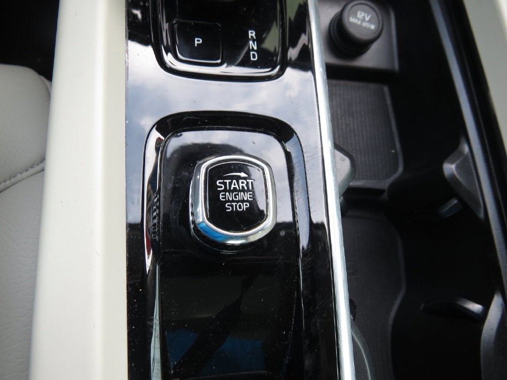 2023 Volvo S60 Plus Dark Theme